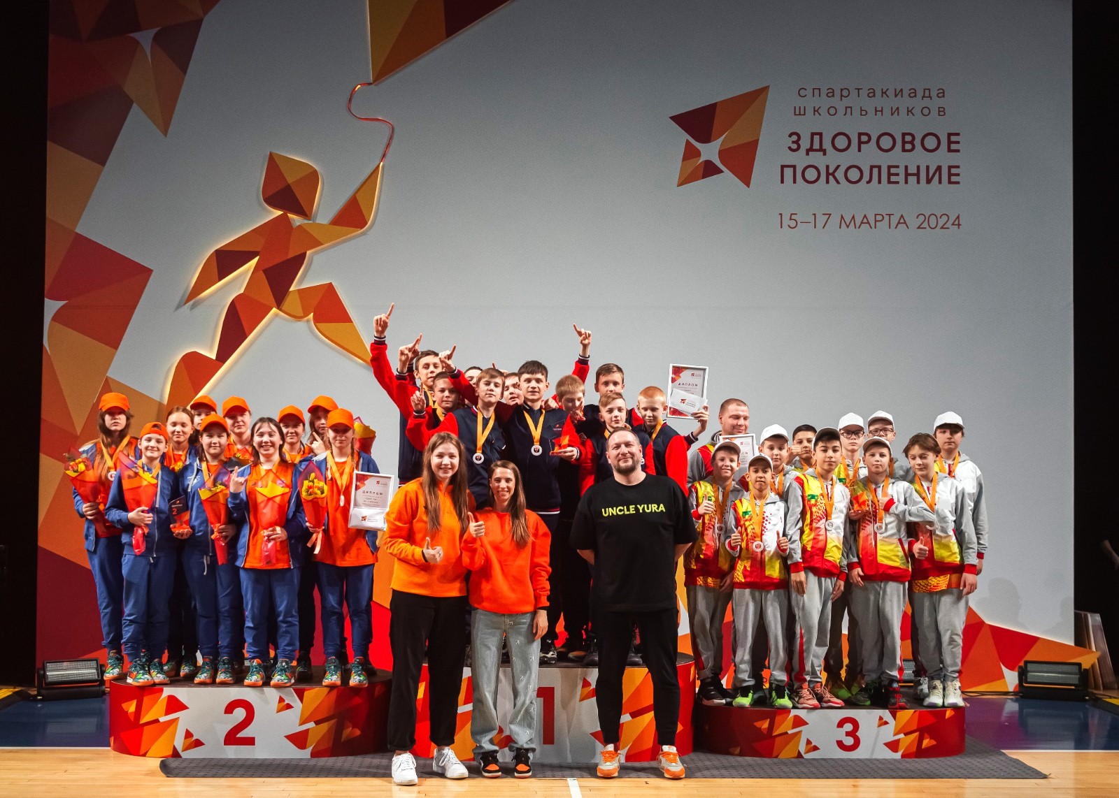 Баскетболистки УГМК вручили медали победителям спартакиады «Здоровое поколение»