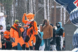 BC UMMC mascot Fox Mike impressed Red Bull Jump & Freeze aqua show audience