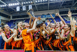Баскетболистки екатеринбургского УГМК празднуют 16-е золото чемпионата России