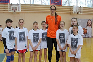 Баскетболистки УГМК провели мастер-класс для спортивных школ Екатеринбурга и Нижнего Тагила