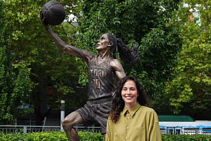 Bronze statue of Sue Bird unveiled in Seattle 