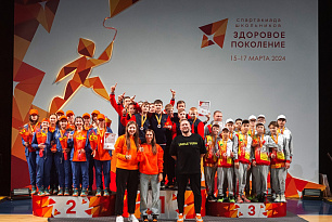 UMMC basketball players award medals to the winners of the Spartakiad “Healthy Generation”