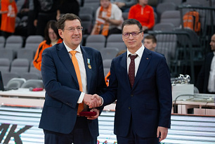 Министр физической культуры и спорта вручил награду директору БК УГМК