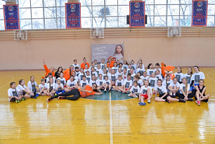 Баскетболистки УГМК провели мастер-класс для юных воспитанниц школ Екатеринбурга и Нижнего Тагила